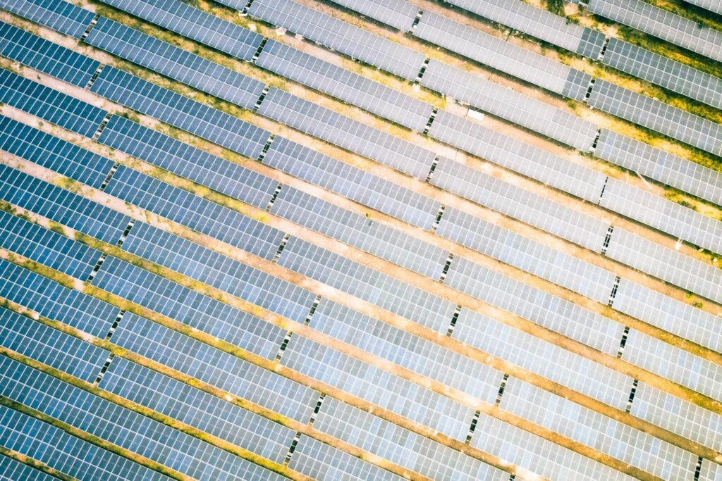 Rangées de panneaux photovoltaïques vues du ciel
