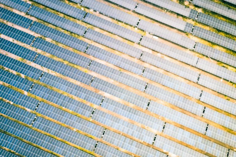 Rangées de panneaux photovoltaïques vues du ciel