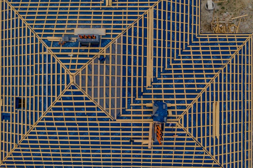 Chantier de couverture : liteaux et écran sous-toiture vus du ciel