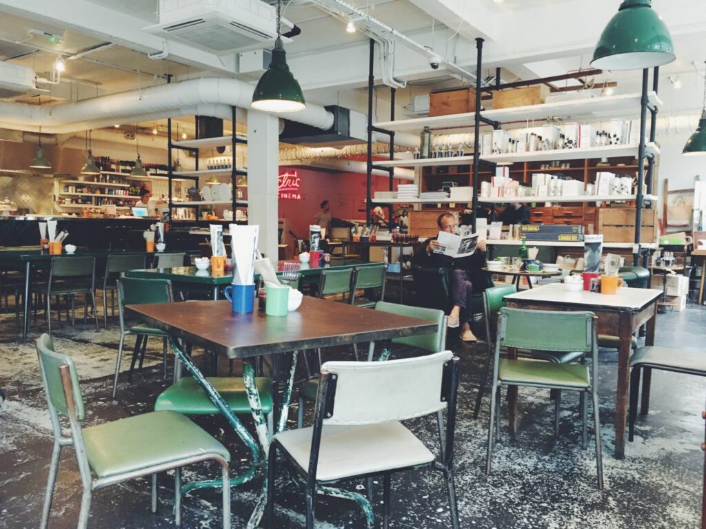 Salle de restaurant avec tables, comptoir et client attablé