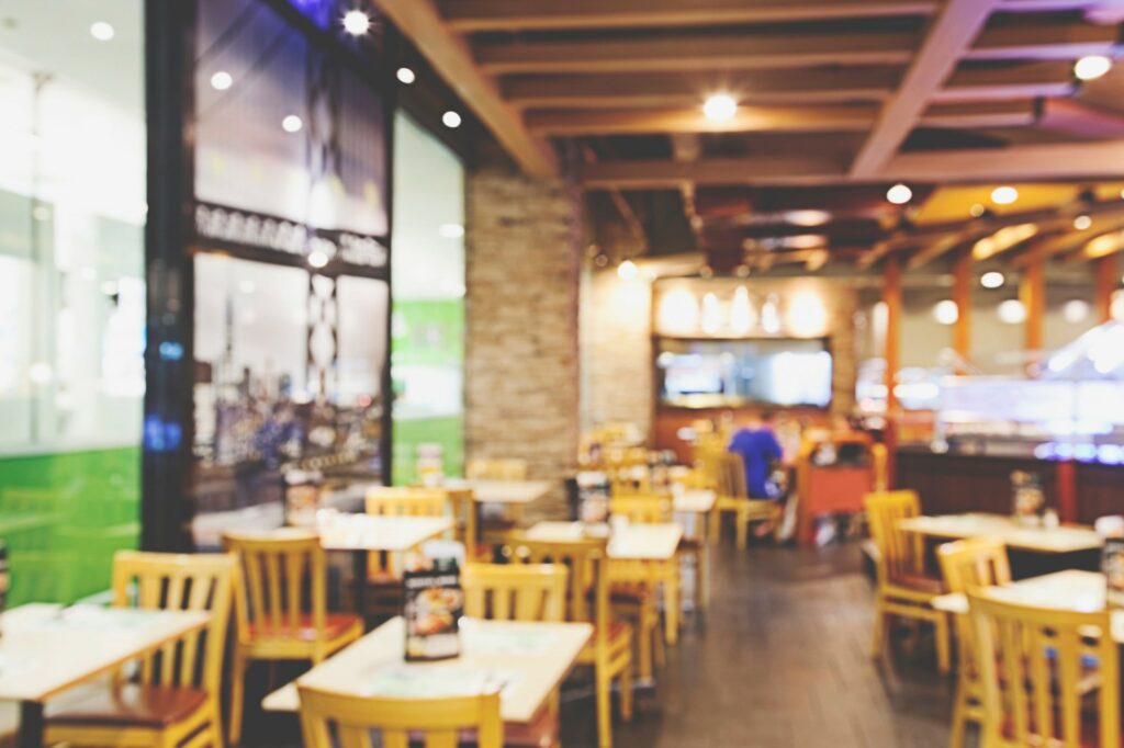 Tables dressées dans une salle de restaurant en attente des clients